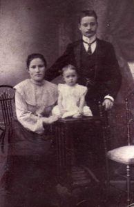Семья Шершневых – Мария Ильинична, Семён Дмитриевич и Наташа. Фотография примерно 1910 года