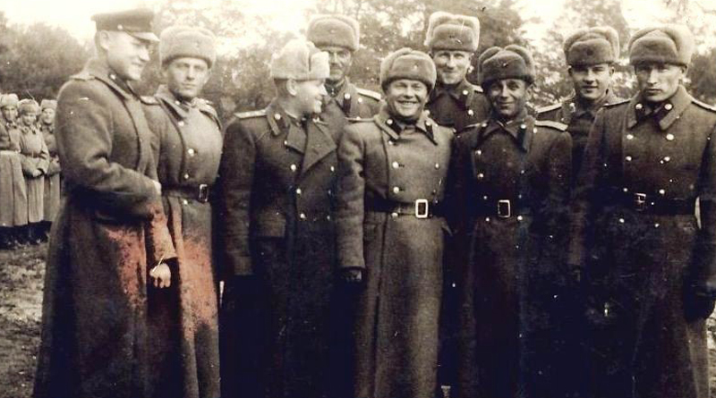 Австрия, артиллерийский полк. (Второй справа в первом ряду – заместитель командира полка И.Э. Бендерский)