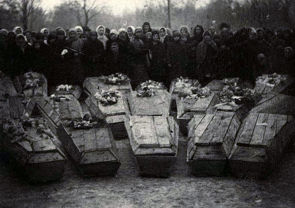 Похороны участников подпольной антифашистской организации «Молодая гвардия»